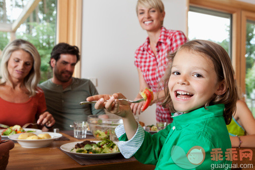 人,饮食,休闲装,住宅内部,桌子_160922778_Germany, Bavaria, Nuremberg, Family having lunch_创意图片_Getty Images China