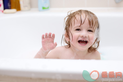 人,浴盆,12到17个月,室内,住宅房间_495320985_Cute toddler having fun in the bathtub_创意图片_Getty Images China