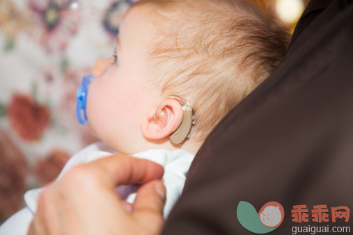 6到11个月,助听器,聋,摄影,肢体缺损_155601861_Cute baby boy with hearing aid_创意图片_Getty Images China