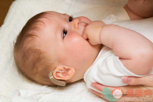 6到11个月,助听器,聋,摄影,肢体缺损_155601862_Cute baby boy with hearing aid_创意图片_Getty Images China