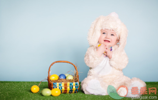 人,婴儿服装,室内,篮子,快乐_479923325_Cute Baby in Easter Bunny Costume with Egg Basket_创意图片_Getty Images China