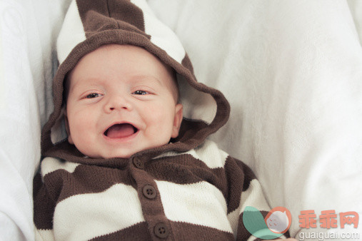 人,毛衣,2到5个月,人的脸部,人的嘴_154925982_Happy Smiling Infant Baby_创意图片_Getty Images China