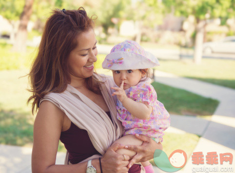 人,婴儿服装,帽子,户外,35岁到39岁_499076843_Mommy's baby girl says shhhh_创意图片_Getty Images China