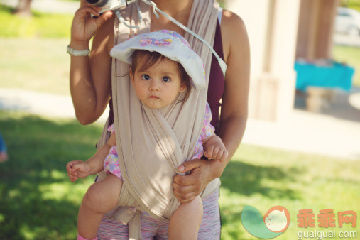 人,婴儿服装,帽子,户外,35岁到39岁_499088229_Baby Carrier - Infant Girl_创意图片_Getty Images China