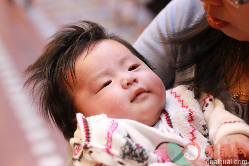 人,婴儿服装,户外,35岁到39岁,深情的_490566889_Infant In Mummy's Arms_创意图片_Getty Images China