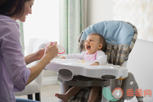 人,饮食,休闲装,婴儿服装,食品_478160059_Mother feeding crying baby at home_创意图片_Getty Images China