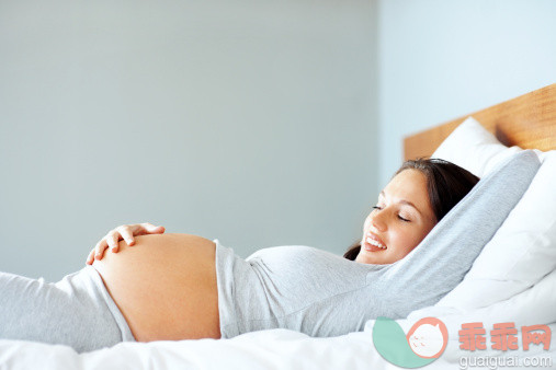 人,休闲装,住宅内部,床,室内_157586379_Beautiful pregnant lady relaxing on a bed_创意图片_Getty Images China