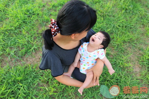人,休闲装,婴儿服装,自然,户外_152278842_Woman with baby girl_创意图片_Getty Images China