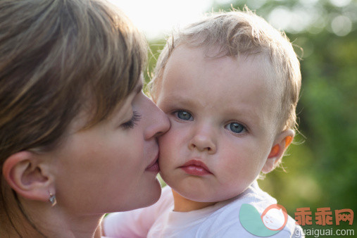 人,婴儿服装,户外,20到24岁,蓝色眼睛_492641573_Mother kissing her son, close-up_创意图片_Getty Images China