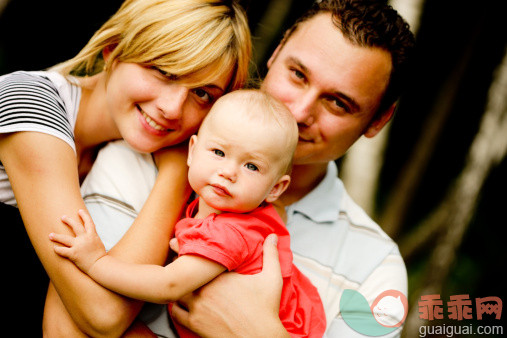 人,12到17个月,户外,爱的,金色头发_157382633_Happy Young Family_创意图片_Getty Images China