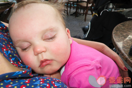 人,婴儿服装,室内,中间部分,30岁到34岁_146155074_Baby sleeping on her mother_创意图片_Getty Images China