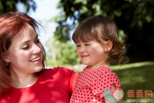 人,衣服,户外,棕色头发,微笑_79756091_Close-up of a young woman smiling with her daughter_创意图片_Getty Images China