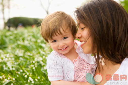 人,休闲装,婴儿服装,12到17个月,户外_100482624_Mother and daughter smiling in park_创意图片_Getty Images China