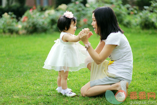 人,休闲装,鞋子,连衣裙,T恤_152443134_Mother and little girl playing on the grass_创意图片_Getty Images China