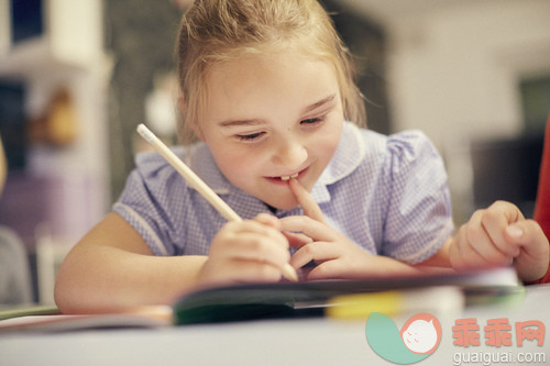 人,休闲装,教育,生活方式,室内_gic14088895_Schoolgirl doing homwork_创意图片_Getty Images China