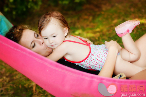 人,休闲装,婴儿服装,12到17个月,户外_156610230_Mother kisses_创意图片_Getty Images China