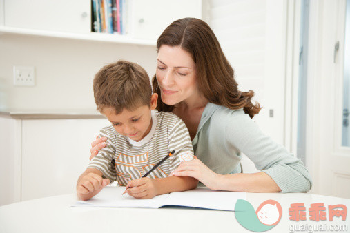 人,住宅内部,生活方式,室内,房屋_483635215_A mother helping her son with his homework_创意图片_Getty Images China