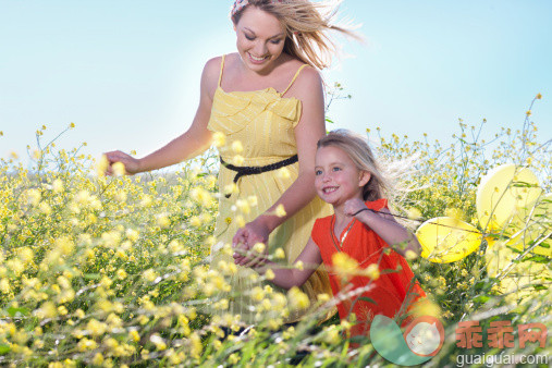 人,气球,环境,自然,四分之三身长_159615764_Sisters playing in field of flowers_创意图片_Getty Images China