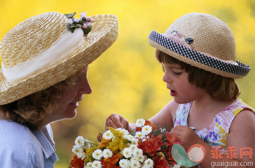 帽子,生活方式,户外,认真的,父母_10001980_MOTHER & YOUNG GIRL IN HATS WITH FLOWERS_创意图片_Getty Images China