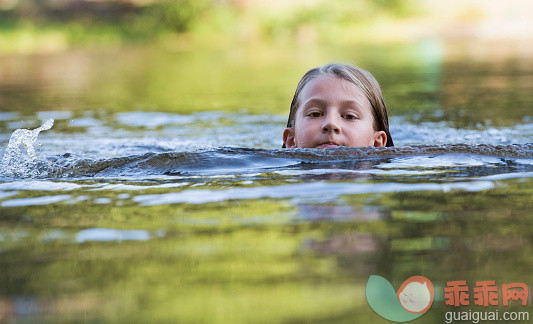 人,生活方式,自然,度假,旅游目的地_554372169_Caucasian girl swimming in lake_创意图片_Getty Images China