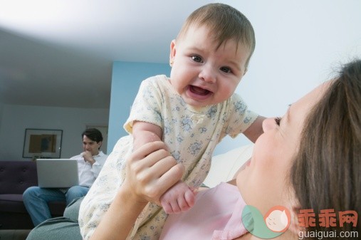 人,住宅内部,生活方式,小企业,四分之三身长_79214419_Hispanic mother playing with baby_创意图片_Getty Images China