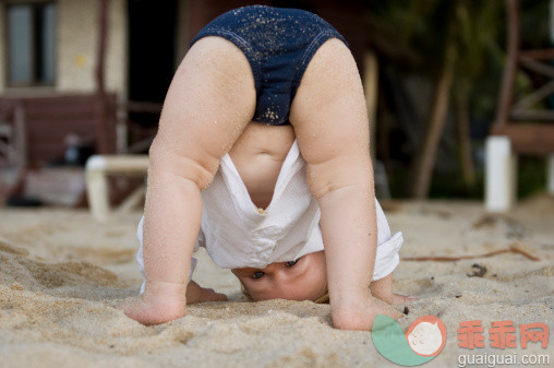 人,婴儿服装,12到17个月,户外,斜靠_139757052_World upside down_创意图片_Getty Images China