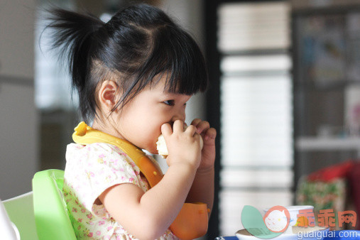 人,饮食,休闲装,室内,面包_131179701_Girl eating bread_创意图片_Getty Images China