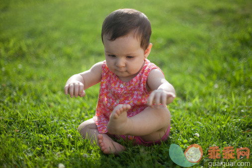 人,婴儿服装,12到17个月,户外,坐_145943033_Baby girl in park_创意图片_Getty Images China