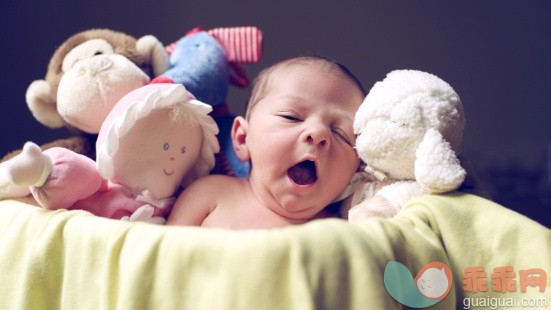人,玩具,室内,篮子,毛绒玩具_148235639_Baby Yawn and Cuddly Friends_创意图片_Getty Images China