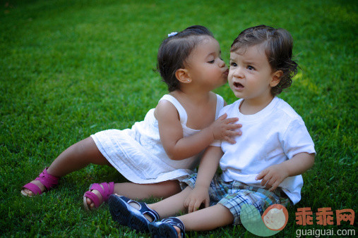 人,休闲装,T恤,短裤,凉鞋_145641102_Baby girl kisses little boy on cheek._创意图片_Getty Images China