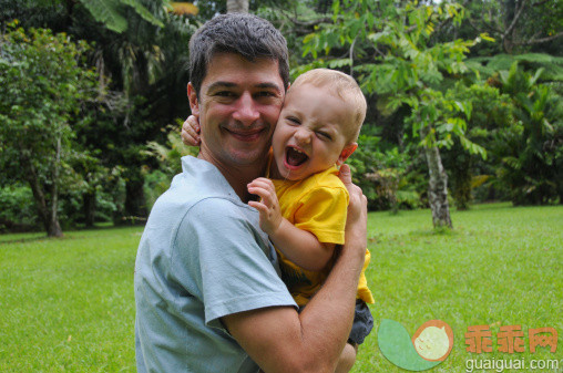 人,休闲装,婴儿服装,12到17个月,户外_143415334_Father and cheeky son embrace in rainforest_创意图片_Getty Images China