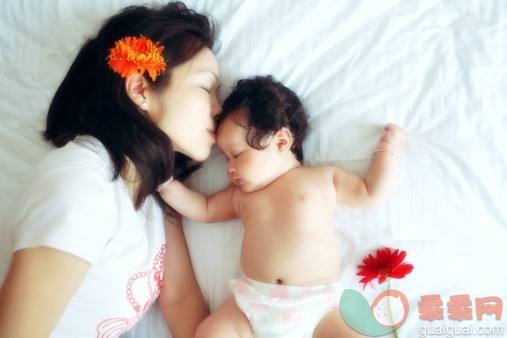 人,休闲装,床,尿布,室内_135464429_Mother kissing baby daughter_创意图片_Getty Images China