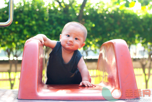 人,婴儿服装,户外,微笑,嬉戏的_142765595_Little boy playing on slide_创意图片_Getty Images China