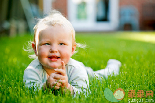 人,生活方式,户外,人的脸部,蓝色眼睛_108269124_Portrait of Baby Lying on Stomach in Grass_创意图片_Getty Images China