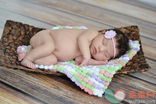 人,桌子,室内,黑发,毯子_152184130_Newborn girl_创意图片_Getty Images China