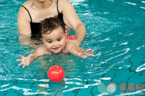 人,泳装,室内,球,游泳_128068623_Mother teaching toddler to swim_创意图片_Getty Images China