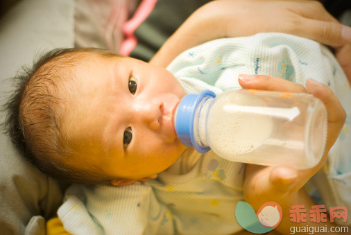 人,饮食,婴儿服装,饮料,室内_143047878_Mother is feeding infant with milk bottle_创意图片_Getty Images China