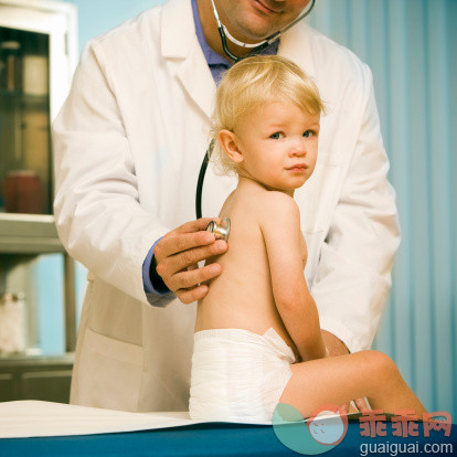人,健康保健,快乐,听诊器,白人_109726228_Pediatrician with baby._创意图片_Getty Images China