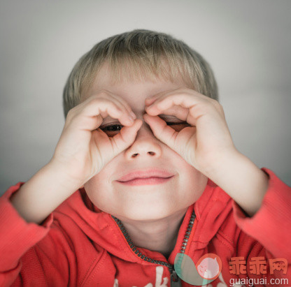 人,衣服,影棚拍摄,人的脸部,眼镜_512137843_Young boy pretending to wear glasses, portrait_创意图片_Getty Images China