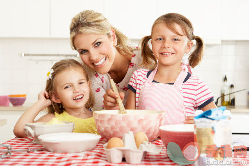 测量,厨房,人,饮食,食品_154038393_Mother And Two Girls Baking In Kitchen_创意图片_Getty Images China