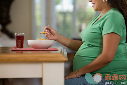 人,住宅内部,桌子,人生大事,饮食_79385227_Pregnant Hispanic woman eating cereal_创意图片_Getty Images China