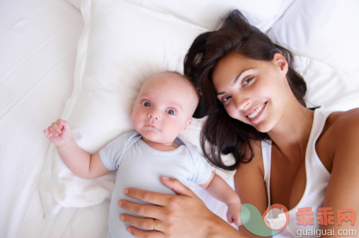 人,家具,生活方式,床,人生大事_89975990_Woman with her baby, in bed_创意图片_Getty Images China