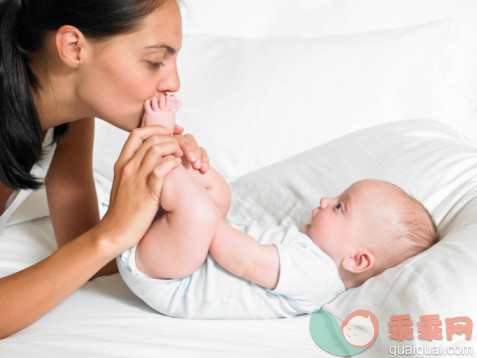 人,家具,生活方式,床,人生大事_89976227_Mother kissing her new-born baby's feet_创意图片_Getty Images China
