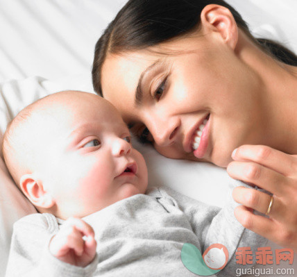 人,生活方式,室内,人生大事,人的脸部_89976420_Mother with her baby-boy, smiling_创意图片_Getty Images China