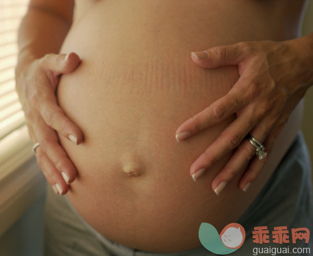 人,住宅内部,生活方式,健康保健,室内_78403631_Woman holding pregnant belly_创意图片_Getty Images China