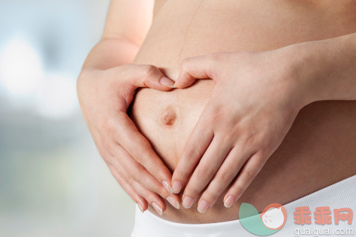 白色,人,人生大事,生活方式,影棚拍摄_160689477_Young pregnant woman making heart shape on belly, close up_创意图片_Getty Images China