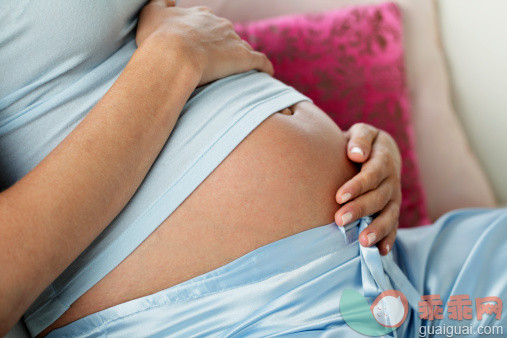 人,沙发,影棚拍摄,室内,中间部分_147208320_cropped shot of hands on pregnant belly_创意图片_Getty Images China