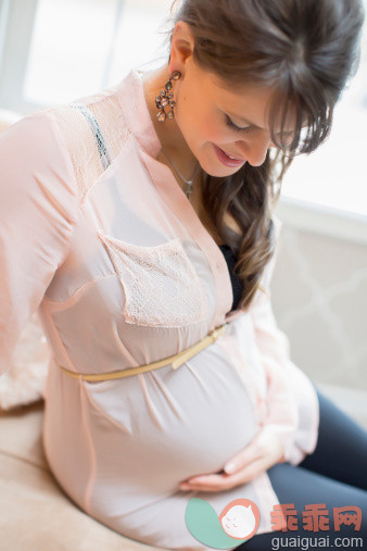 人,人生大事,生活方式,四分之三身长,室内_482146533_Caucasian woman holding pregnant belly_创意图片_Getty Images China