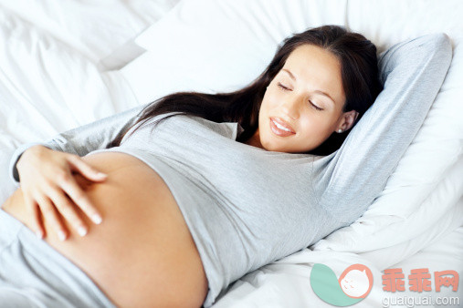 人,休闲装,住宅内部,床,软垫_157589203_Young pregnant lady looking at her belly_创意图片_Getty Images China