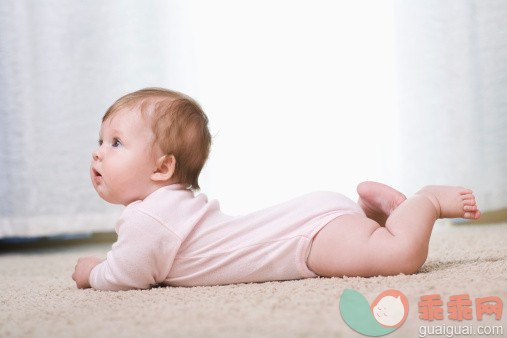 人,休闲装,住宅内部,地毯,室内_110054763_A baby portrait_创意图片_Getty Images China